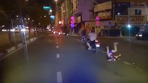 Video: Người đàn ông chạy xe máy đột ngột tăng ga làm rơi bé trai xuống đường