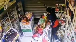 Clip: Tên trộm xui xẻo bị ông chủ đánh no đòn