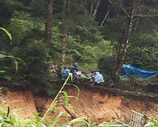 Bị lũ quét khi đang đi cầu treo, 2 du khách mất tích