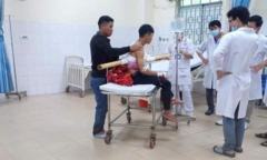 Cấp cứu nam thanh niên bị khúc keo đâm xuyên người