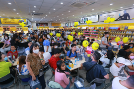 Ngày mở bán iPhone 12 ở Thế Giới Di Động: Đông nghịt khách từ online đến offline