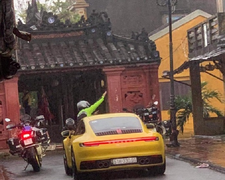 Truy tìm đoàn xe ô tô, mô tô ngang nhiên vào phố cổ Hội An 