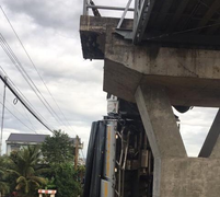 Xe tải chở 15 tấn lúa đi vào đường cấm ô tô làm sập cầu ở Tiền Giang