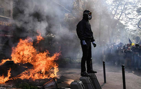 Video: Người biểu tình ném đốt xe ô tô, đập phá cửa hàng ven đường tại Pháp