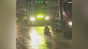 Video: Vừa thoát chết, người phụ nữ hồn nhiên ngồi giữa đường... bấm điện thoại