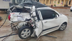 Video: Xe ô tô con biến dạng, tan nát sau cú tông mạnh của xe tải