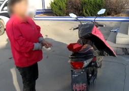 Trộm trúng xe điện kiểu mới, người phụ nữ không biết đi phải dong bộ chục km