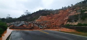 Sạt lở núi ở Thừa Thiên-Huế, hàng trăm khối đất đá vùi lấp đường biển Cảnh Dương