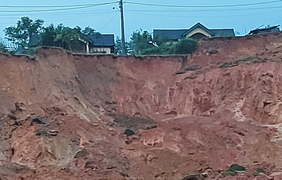 Quảng Ngãi: Sạt lở núi kinh hoàng, mặt đường đứt gãy, dân di dời khẩn cấp
