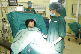 Ca phẫu thuật đặc biệt: Mổ bắt con trong tư thế ngồi cho người mẹ ung thư