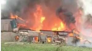 Cả chục xưởng gỗ ở Thạch Thất, Hà Nội cháy ngùn ngụt