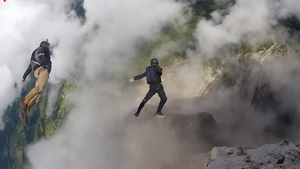 Video: Trải nghiệm nhảy dù trên đỉnh núi mây mù tại Pháp