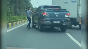 Video: Tài xế xe tải chặn đầu, dằn mặt xe bán tải trên đường Hà Nội