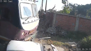 Video: Cố băng qua đường ray, ô tô con bị tàu hỏa tông lật ngửa
