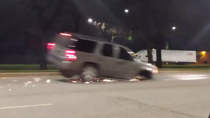 Video: Mất bánh xe phía trước, xe ô tô con vẫn chạy toé lửa trên phố