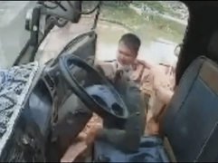 CSGT tát tài xế xe tải cố tình bỏ chạy 7 km: Công an Bắc Giang nói gì?