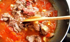 Thịt bò hầm sốt cà chua đơn giản nhưng cả nhà đều thích