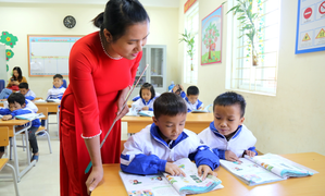 Thoát cảnh vừa dạy, vừa ôn thi chứng chỉ ngoại ngữ, giáo viên mừng rơi nước mắt