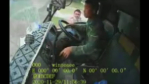  Video: 3 cảnh sát giao thông lôi kéo, tát tài xế ôtô không chịu dừng xe