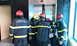 Gần 40 người mắc kẹt trong thang máy ở Hà Nội