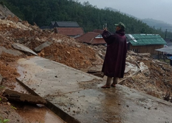 Sạt lở núi, 2.000 dân ở Quảng Ngãi bị cô lập