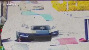 Video: Xe ô tô vô tình chèn trúng người ngoi lên từ cống tại Trung Quốc