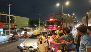 Tai nạn liên hoàn 8 ô tô trên cầu vượt ở Sài Gòn, 2 tài xế gào thét kêu cứu