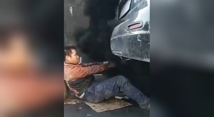 Clip: Thợ sửa xe bị xả khói, mặt đen như Bao Công