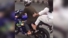 Clip: Cô gái rơi khỏi xe vì mải làm dáng