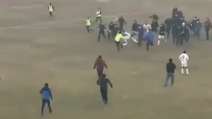 Video: Cầu thủ 'song phi' trúng ngực trọng tài ở Uzbekistan