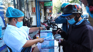 Video: Người dân TP.HCM đổ xô mua khẩu trang phòng dịch COVID-19