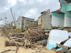 Ảnh: Sóng 'ngoạm' sâu vào bờ, đánh tan hoang nhà dân ven biển Quảng Ngãi