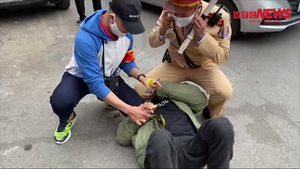 Video: Cảnh sát 141 quật ngã người đàn ông mang ma túy bỏ chạy ở Hà Nội