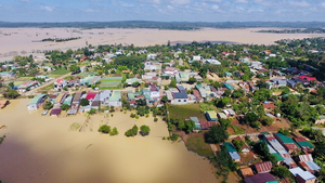 Video: Thủy điện xả lũ nhấn chìm nhiều nhà dân ở Đắk Lắk