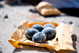 Bà nội trợ 'phát sốt' với trứng gà đen Nhật Bản siêu đắt 200.000 đồng/quả