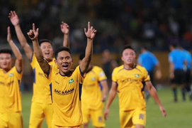 Bùi Đình Châu: Bạn cùng lứa Phan Văn Đức, chờ 10 năm để được khoác áo SLNA