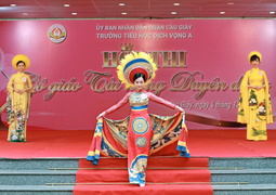 'Cô giáo tài năng duyên dáng' tại trường Dịch Vọng A: Vườn hoa đa sắc màu