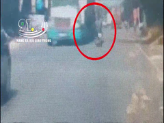 Video: Thanh niên đi xe máy loạng choạng, tự đâm vào container