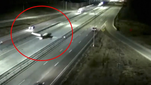 Video: Máy bay hạ cánh khẩn cấp trên đường cao tốc tại Mỹ