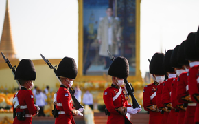 Hàng nghìn người đổ về Bangkok tỏ lòng ủng hộ hoàng gia Thái Lan