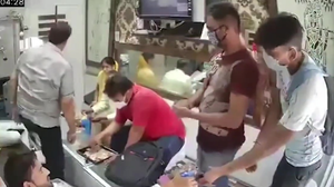 Clip: Kẻ cướp tiệm vàng cũng khử khuẩn phòng COVID-19 