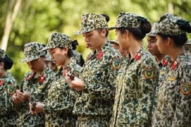 Hoa hậu Kỳ Duyên cùng loạt sao nữ trải nghiệm cuộc sống trong quân đội