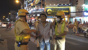 Video: Lực lượng 363 TP.HCM 'giải cứu' người đàn ông bị tai nạn gãy tay