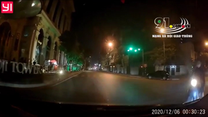 Video: Quái xế chạy tốc độ cao vượt đèn đỏ tông ngang ô tô ở Hà Nội