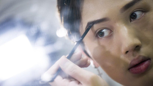 Vì sao ngày càng nhiều đàn ông Trung Quốc kẻ mắt, tô son?