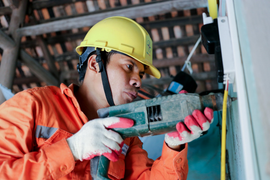 EVNHANOI sửa chữa, lắp đặt hệ thống điện cho 100% hộ nghèo ven đô