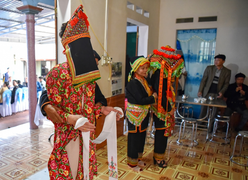 Ảnh đám cưới độc đáo của người Dao: Cô dâu chú rể không thấy mặt nhau