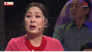 NSND Hồng Vân khóc kể lại kỷ niệm bị bạn vẩy mực vào áo vì nghèo