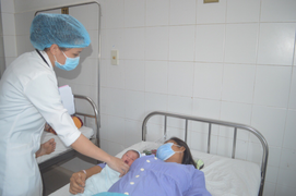 Bác sĩ vừa cắt u xơ tử cung nặng 0,5kg, vừa mổ đẻ cho sản phụ trong 60 phút