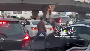 Video: Tát lái xe máy do va chạm nhẹ, tài xế ô tô bị đánh tơi tả